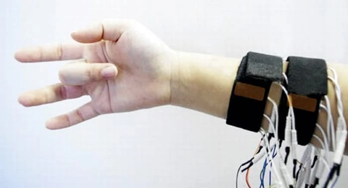 「PossessedHand(ポゼストハンド)」は、28個の電極を使った14チャンネルの機能的電気刺激により、簡単な操作で他動的に望みの指を動かすことができる。