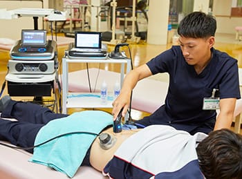 八千代リハビリテーション病院 電気刺激装置施術シーン