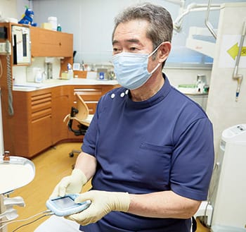 歯科用両側性筋電気刺激装置を使用する、山内 幸司 院長